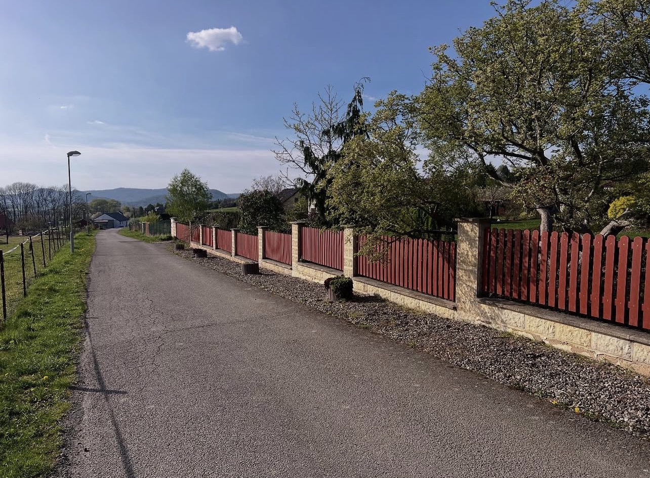 Stavba plotu kombinace železo a plast, dlouhá životnost - foto 4